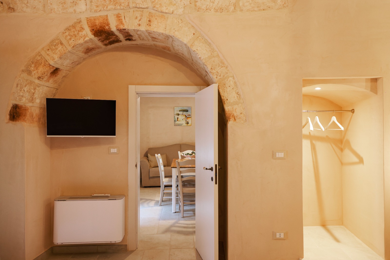 Arco in pietra con TV e cabina armadio