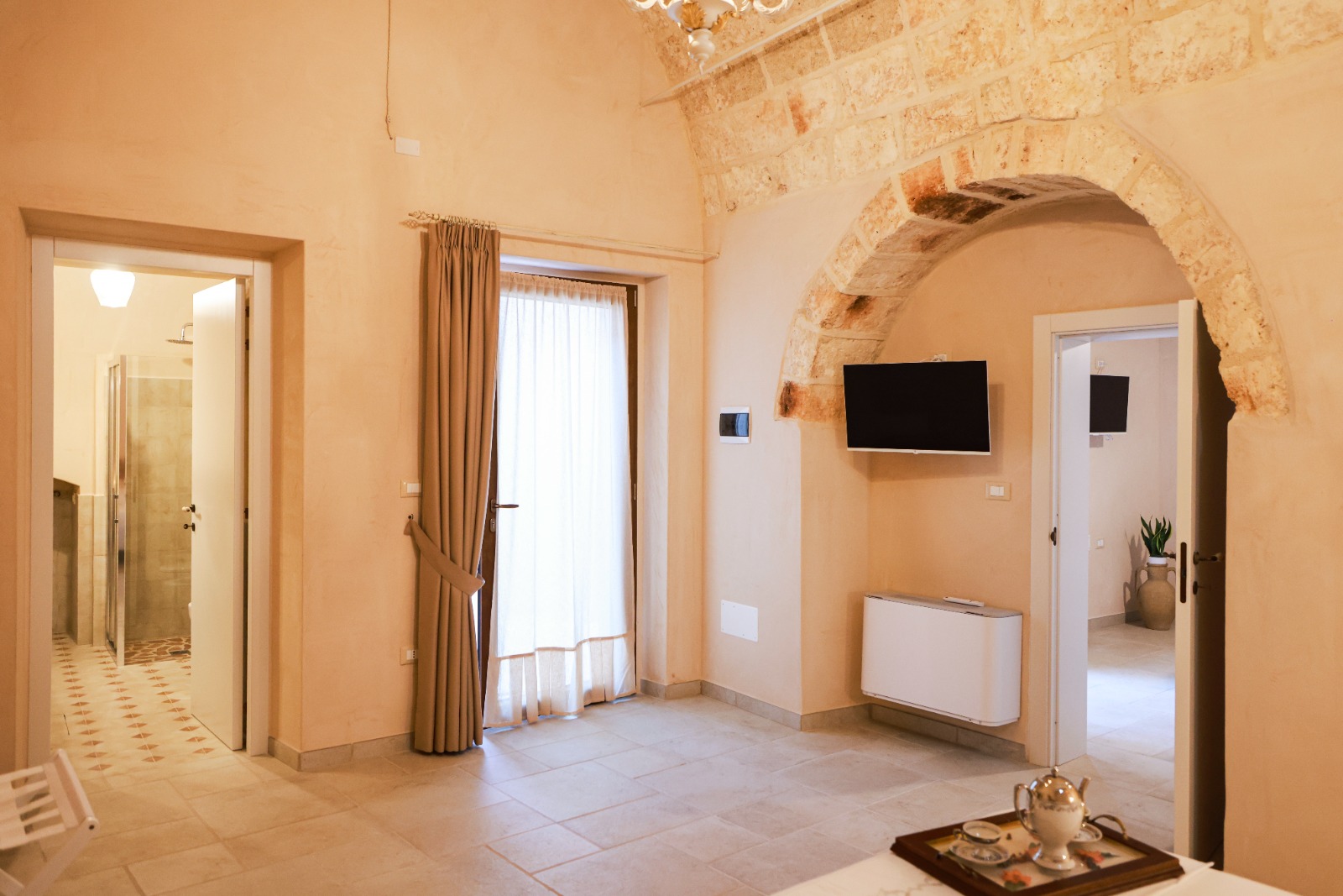 Ingresso con arco in pietra