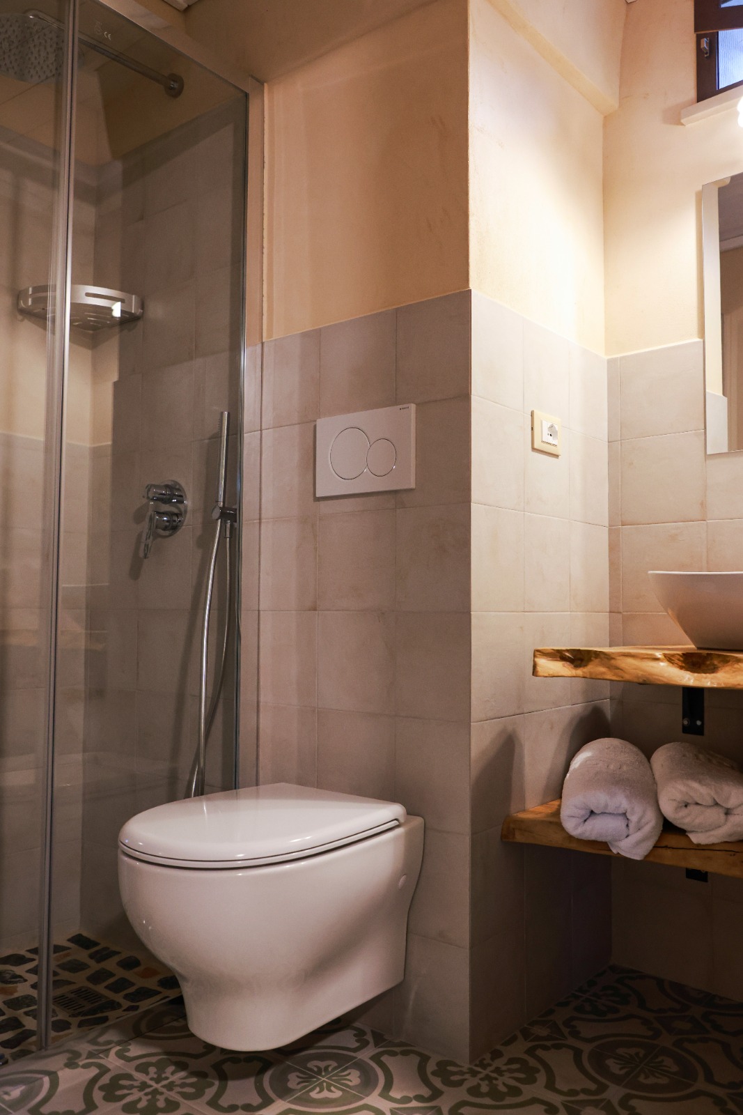 Bagno con doccia e cementine decorate