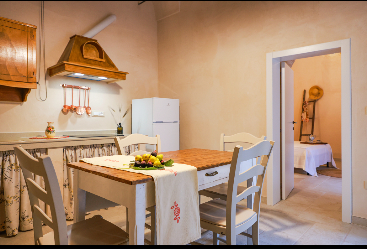 Cucina con tavolo e sedie