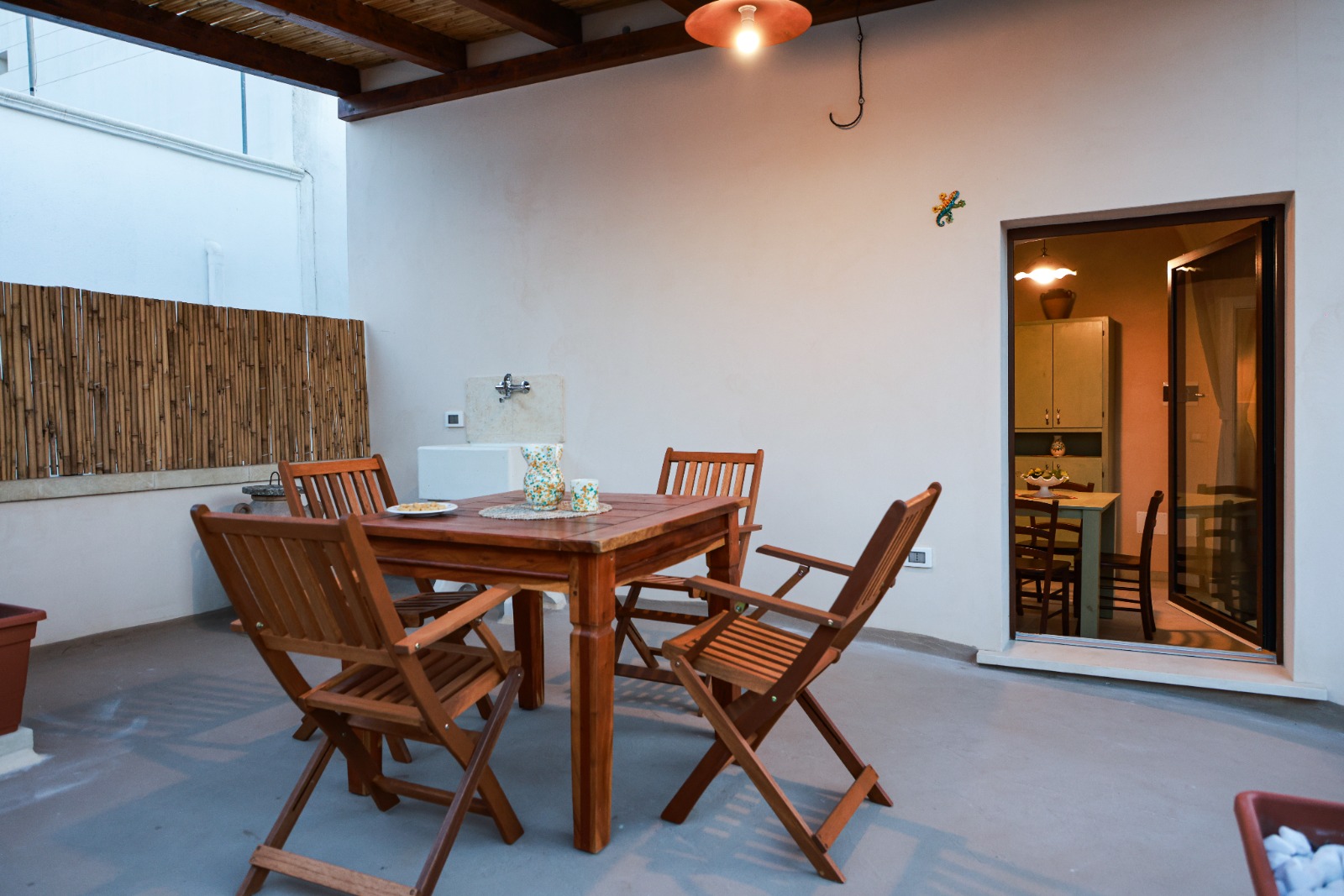 Tavolo sulla terrazza con vista sulla cucina