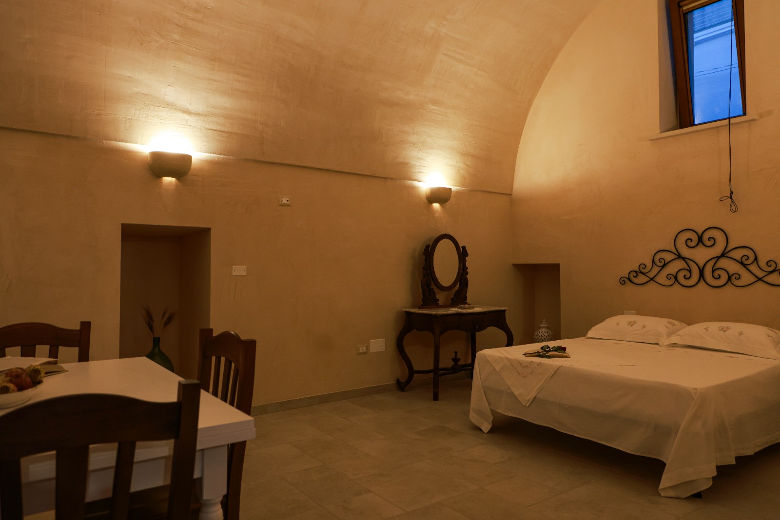 Specchiera antica e zona letto
