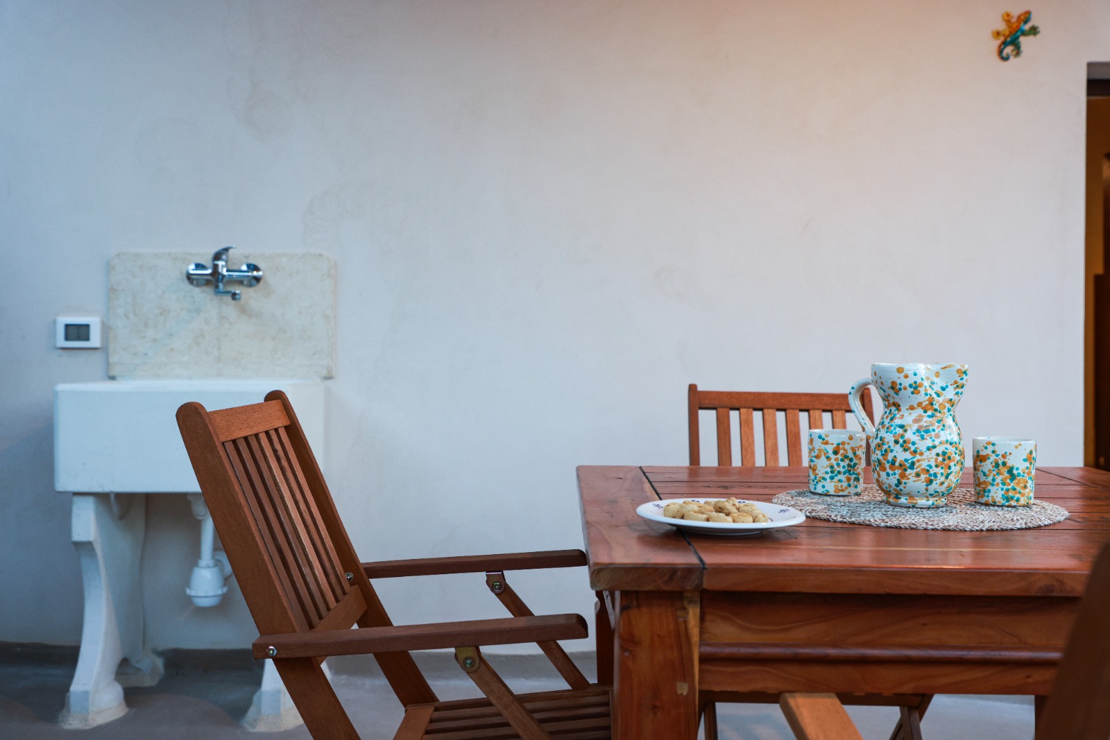 Tavolo esterno con brocca in ceramica