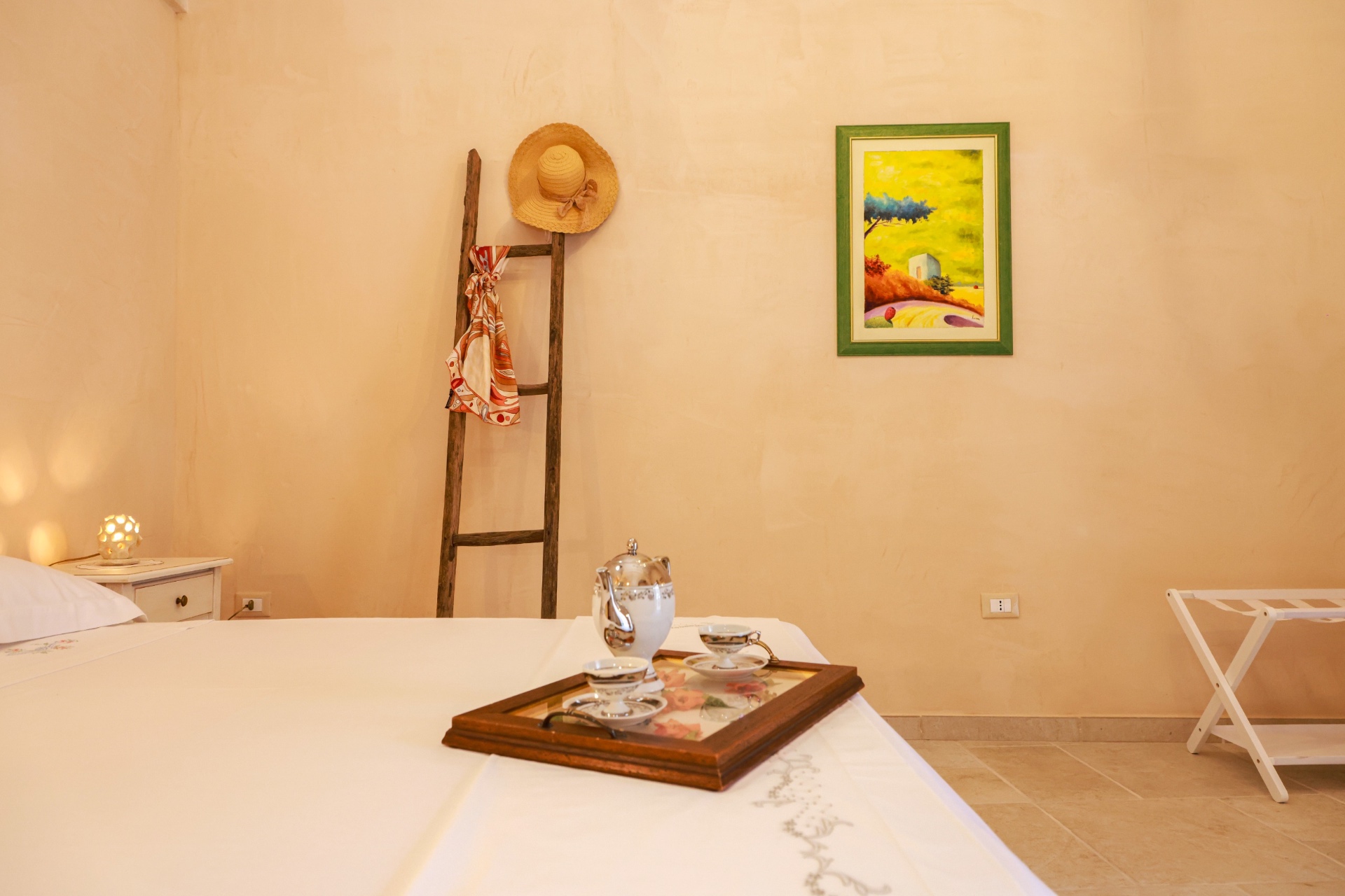 Dettaglio arredo con scala e cappello