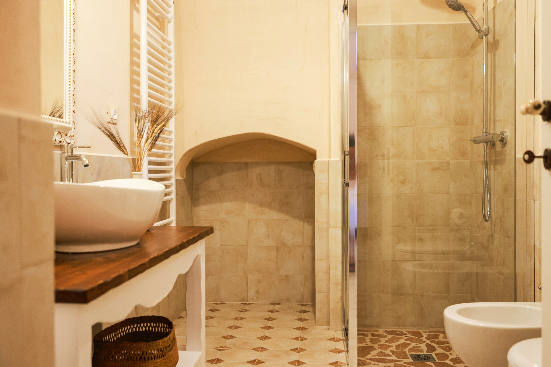 Bagno con lavabo d'appoggio e doccia