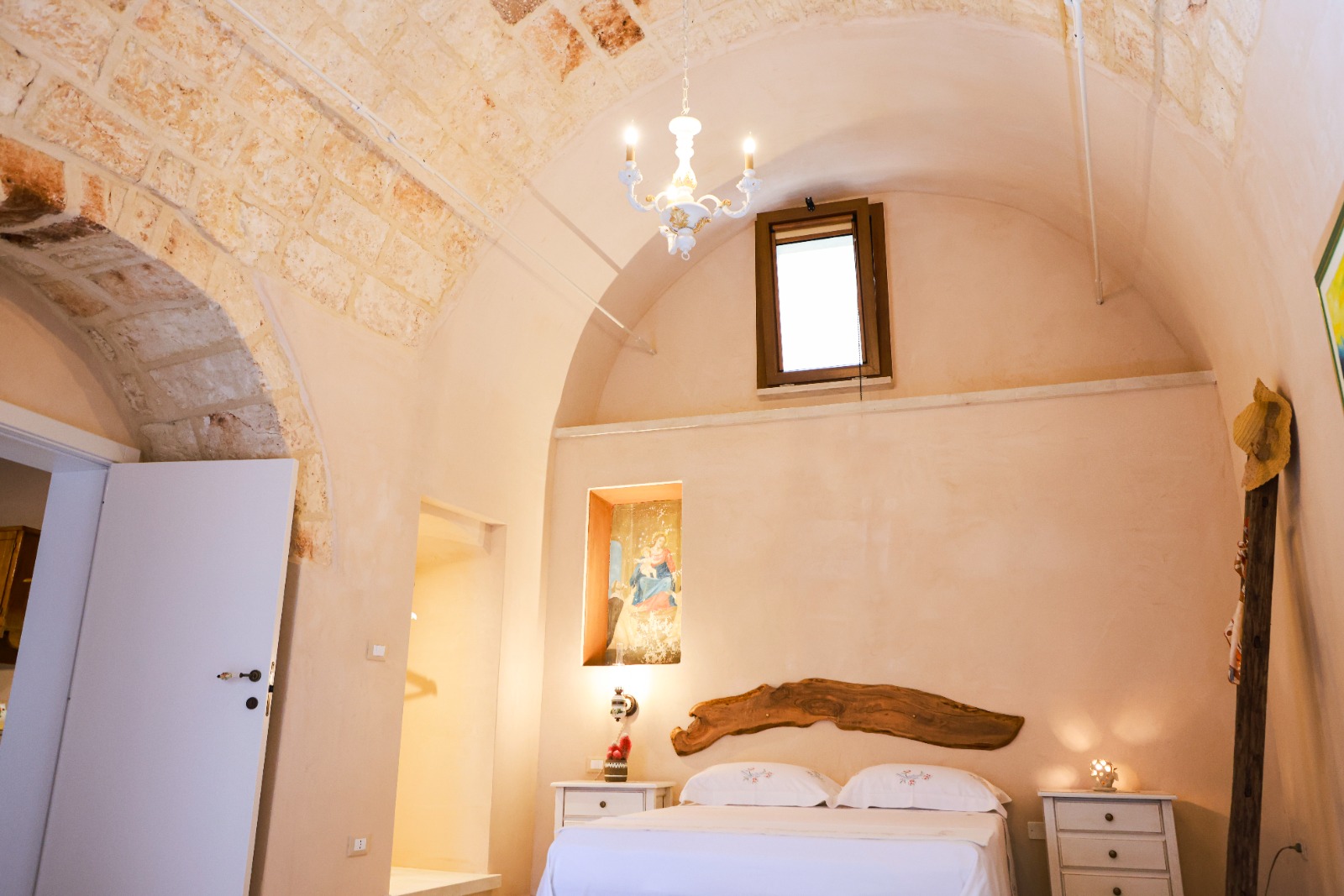 Letto con testata in legno e volta a botte