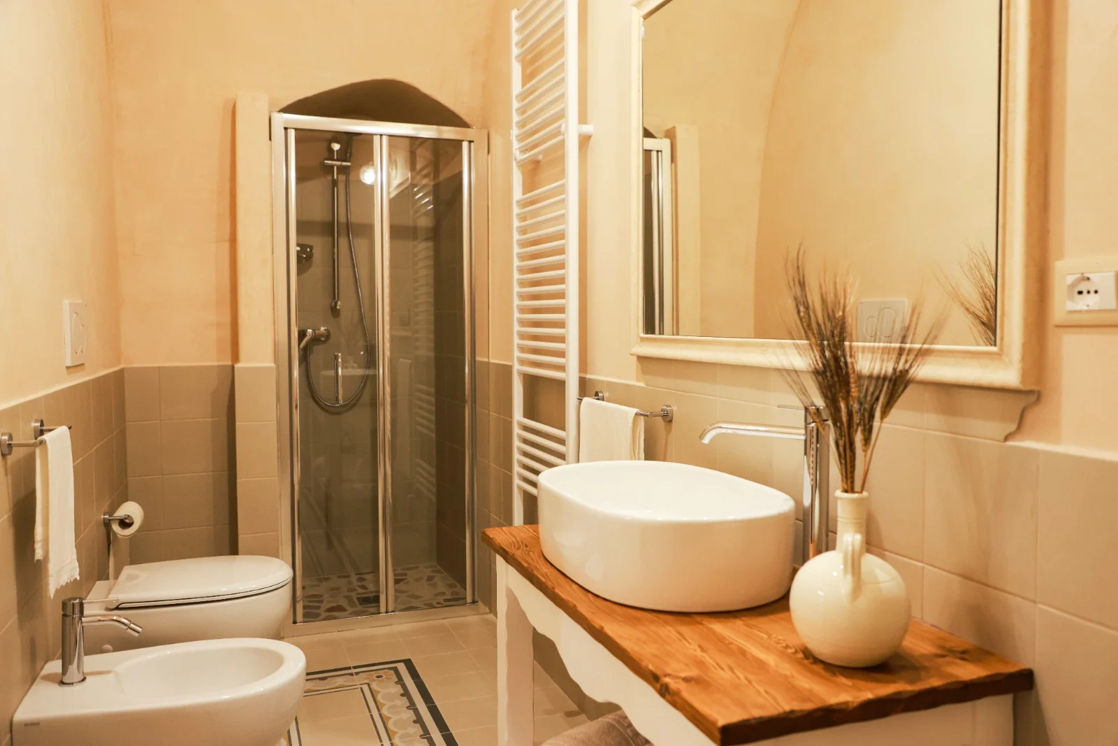 Bagno con doccia e lavabo d'appoggio