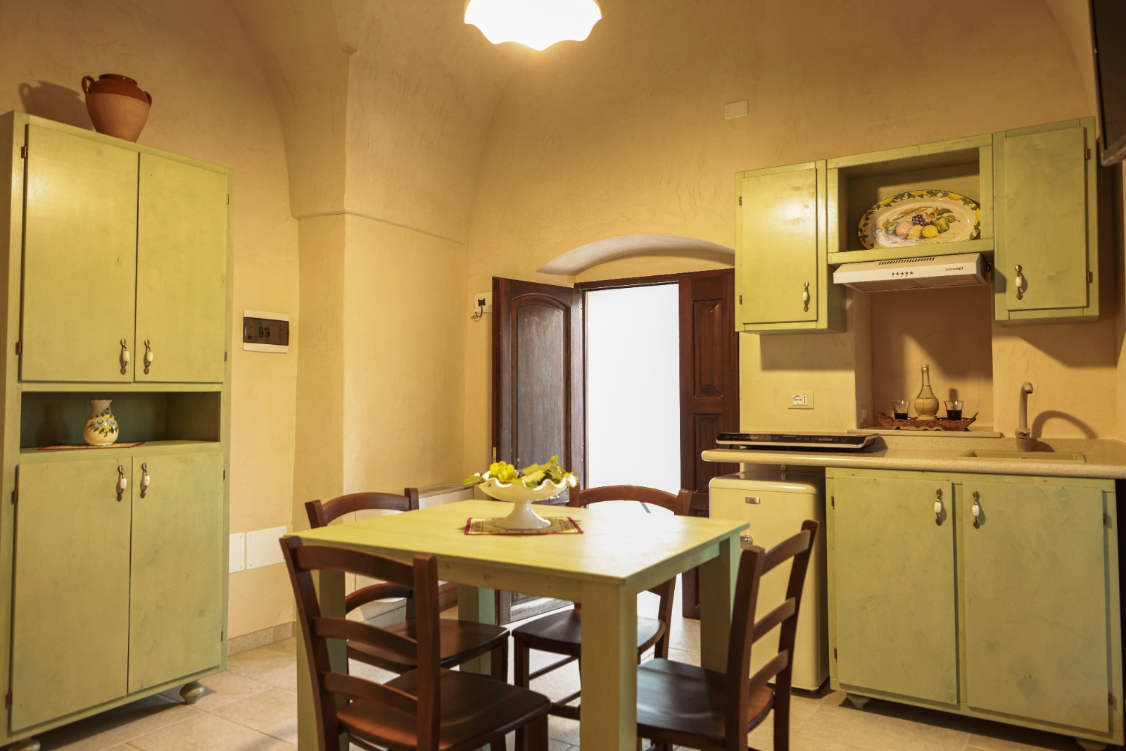 Cucina verde con volta a stella