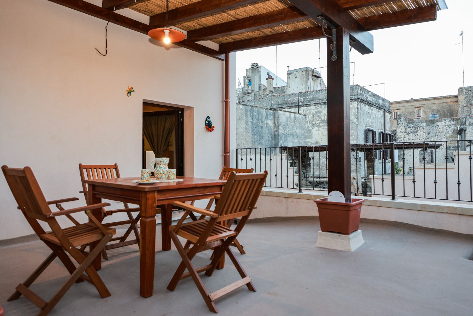 Terrazza con pergolato e affaccio