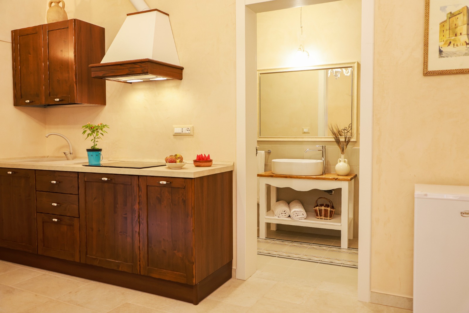 Cucina in legno con vista sul bagno