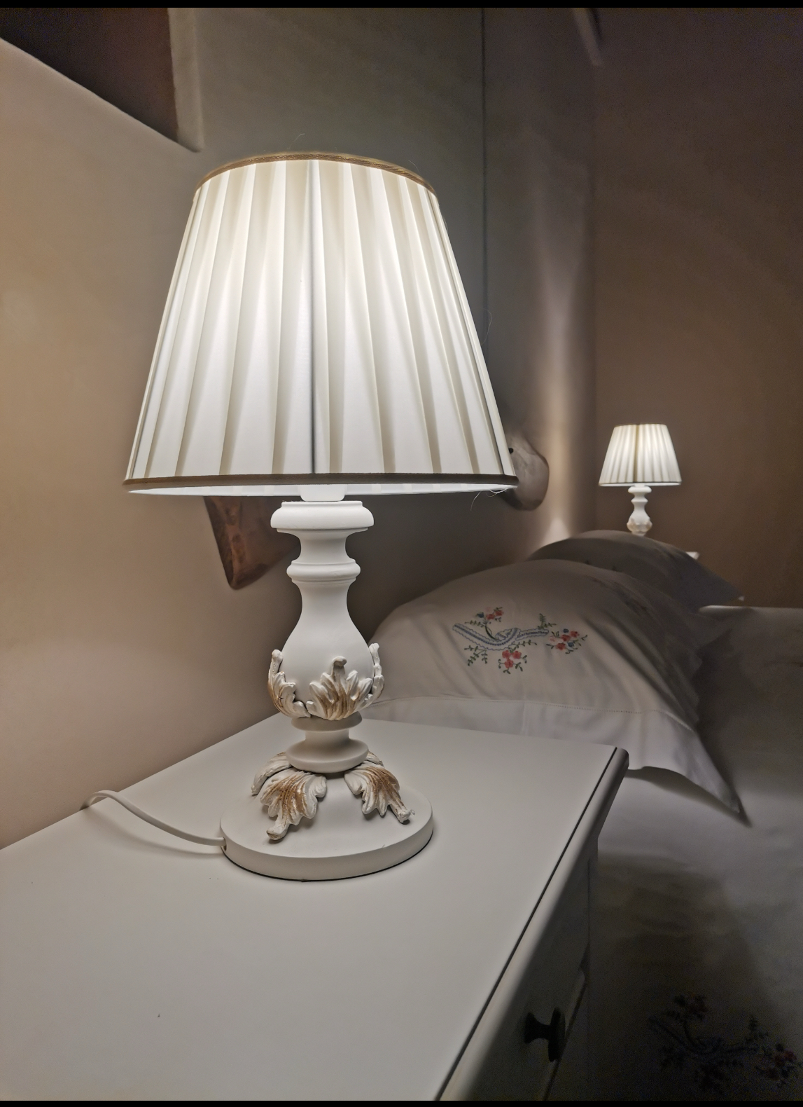 Lampada da comodino con ricamo