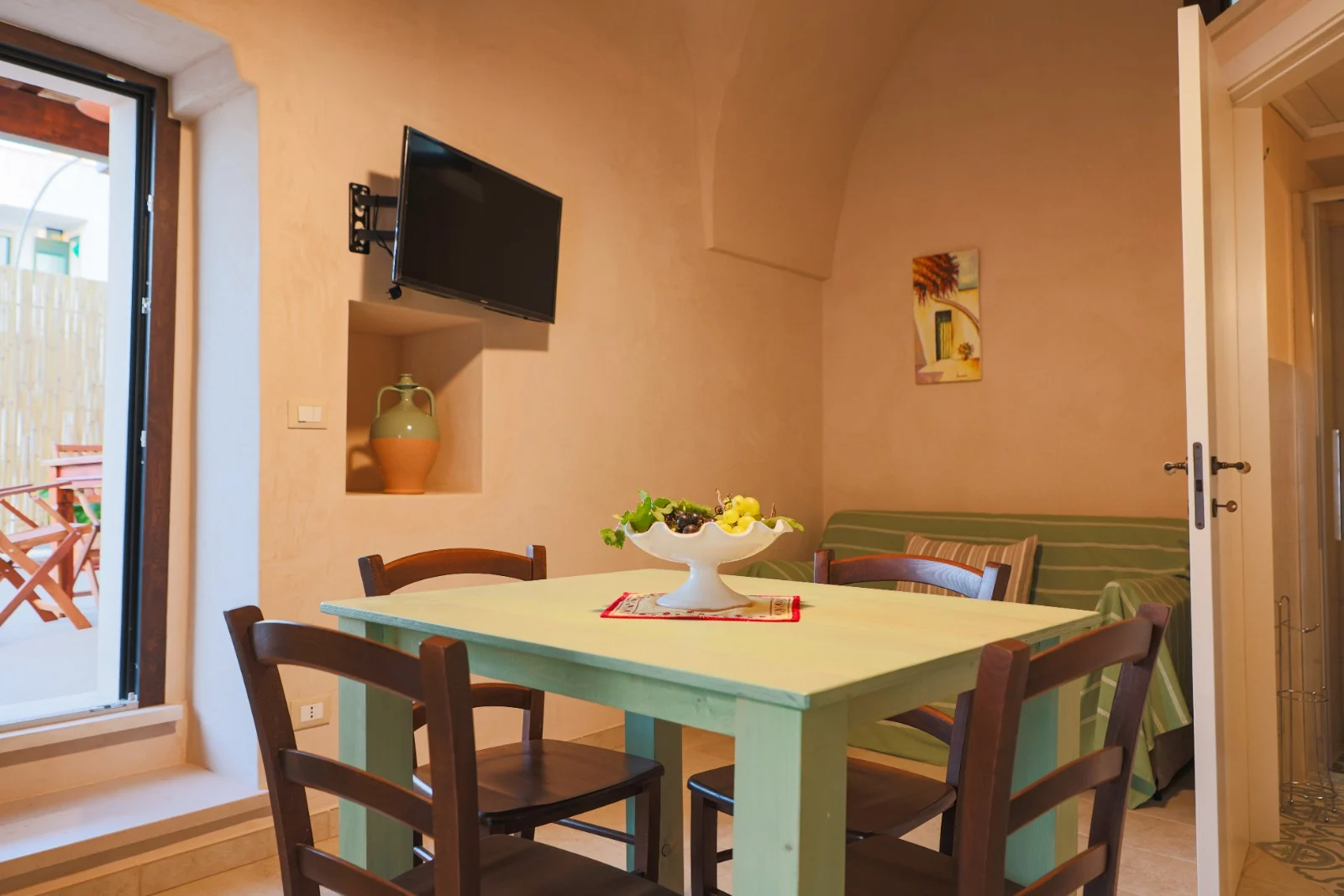 Zona pranzo con volta a botte e TV