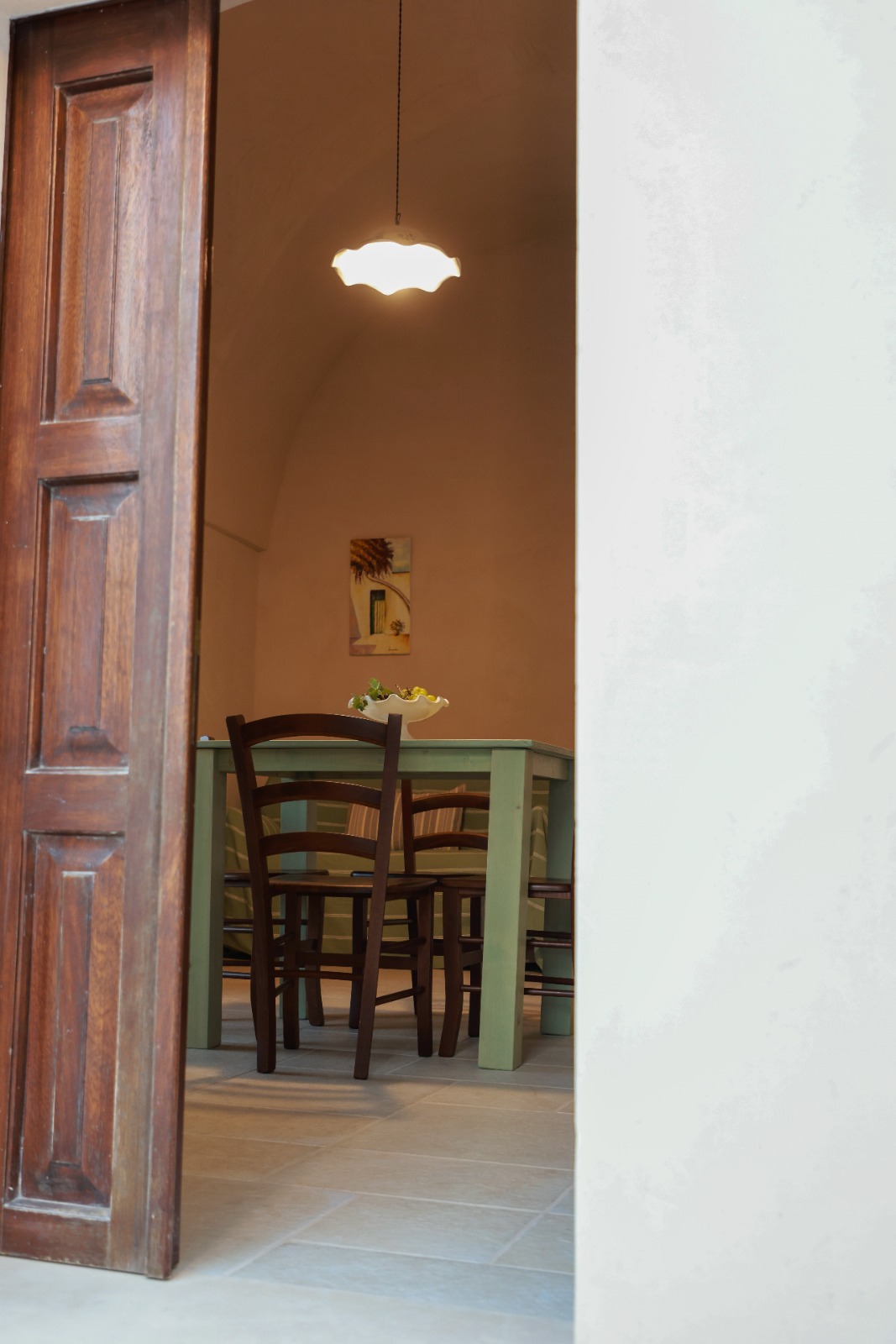 Ingresso con porta in legno
