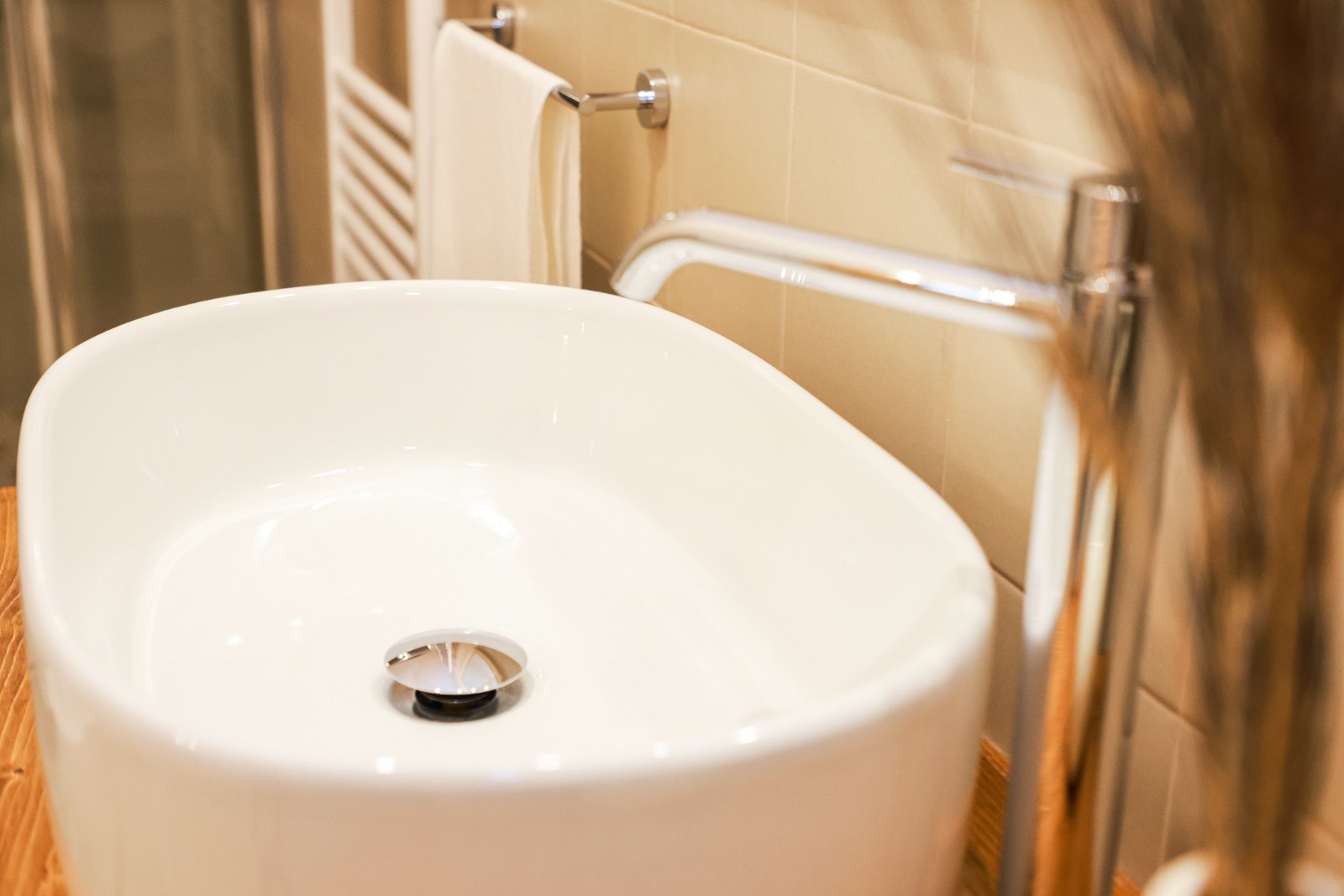 Dettaglio del lavabo d'appoggio in ceramica